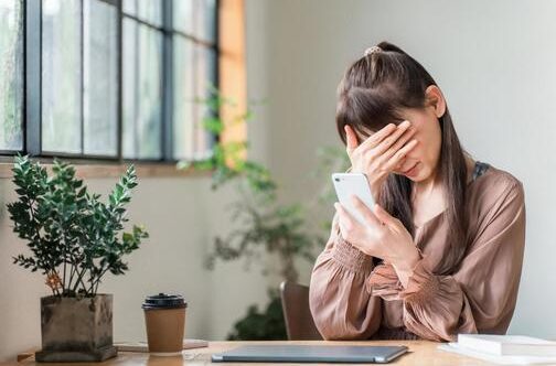 落ち込んでいる女性の画像